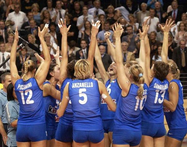 Le azzurre fanno la storia in Germania: le ragazze di Bonitta conquistano il primo e unico titolo iridato dell’Italia femminile. Epa